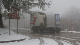 Над 600 машини почистват републиканските пътища в районите със снеговалеж