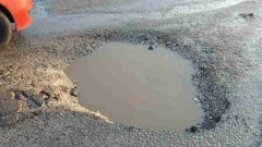 Недоволство в "Люлин" заради огромни дупки и кал покрай метростанция