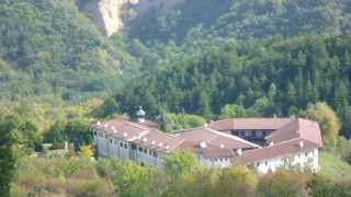 Експерти от културното министерство проверили Роженския манастир след посегателството
