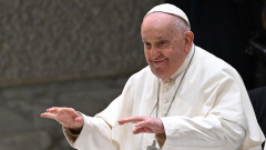 Папата прекъсна своя реч заради бронхит