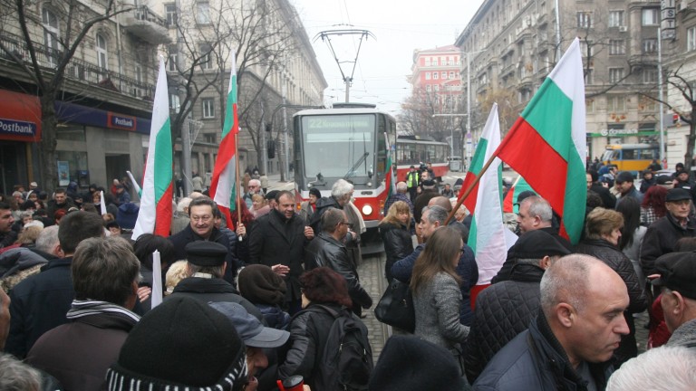 Граждани, организирани от БСП, протестираха пред сградата на КЕВР срещу