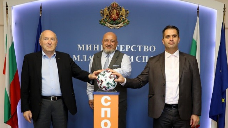 БСТ осигурява 1190 футболни топки за отборите от Първа лига 
