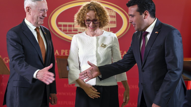Майк Пенс подкрепи Македония за НАТО