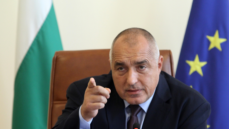 Борисов иска кметовете да вдигат данъците, Плевнелиев хвали България в Париж, скандалът „двете каки” се разраства...