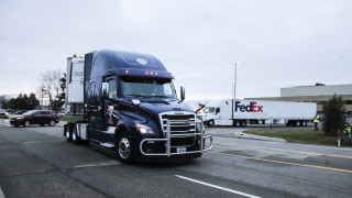 Първите камиони с ваксина срещу коронавируса за масова употреба в