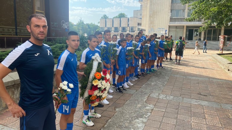 Юношите на Левски поднесоха венци и цветя пред паметната плоча на Димитър Списаревски
