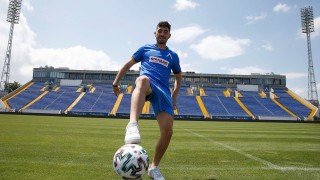 Защитникът на Левски Христос Шелис записа 68 минути за младежкия