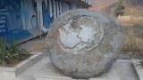 Паметната плоча на Гунди и Котков се отлепи