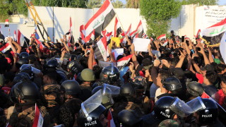 Протестиращи нахлуха в южната нефтена зона на Насирия в Ирак