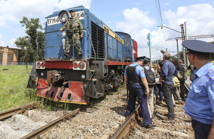 Влакът с телата на загиналите от полет MH17 пристигна в Харков