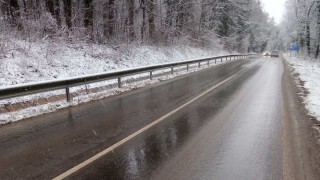 337 снегопочистващи машини обработват пътищата от републиканската пътна мрежа съобщават