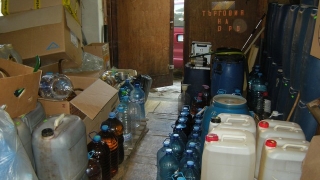 370 л. алкохол с неясен произход откриха в гараж в Ботевград