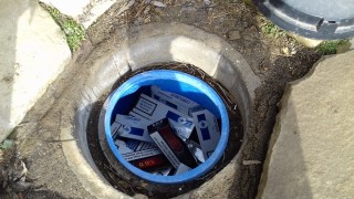 Откриха над 1 300 кутии цигари, вкопани в бидони във врачанско