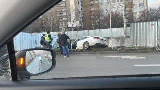 Автомобил падна в изкопа на метрото на булевард Цариградско шосе