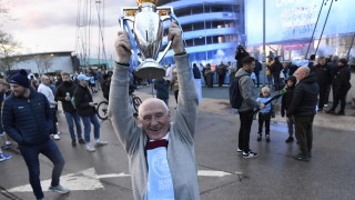 Десетки фенове на Манчестър Сити се събраха пред стадион Етихад