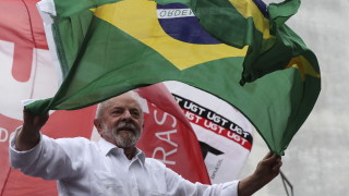 Кандидатът за президент на Бразилия Лула да Силва леко увеличи
