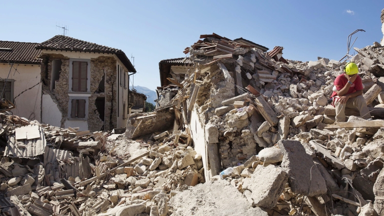 Вторични трусове заплашват с изолация италианския град Аматриче 