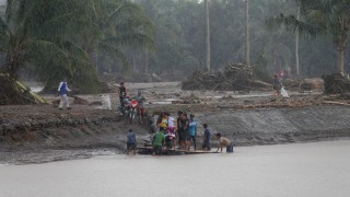 Спасители във Филипините претърсват пострадалите региони за оцелели след бурята