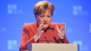 Меркел защитава икономическите реформи на Макрон