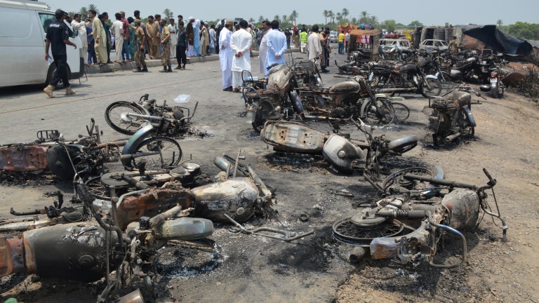 Над 100 загинаха при пожар от катастрофирала цистерна в Пакистан