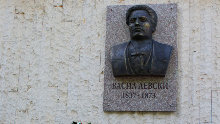 Пенсионерка дари 10 хил. лв за паметник на Левски в Мездра