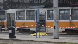 Кола се заби в трамвай до Румънското посолство в София