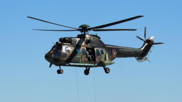 Вертолет с екипаж от ВВС участва в гасенето на пожара в Пазарджишко