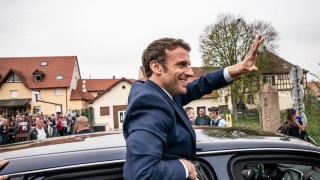 Еманюел Макрон както не сме го виждали досега