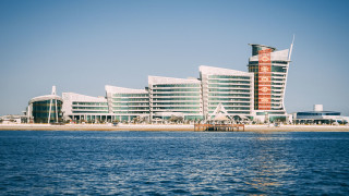 По крайбрежието на Каспийско море се издигат редици луксозни хотели