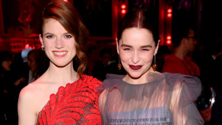 Кой обра Емилия Кларк и Роуз Лесли в Индия