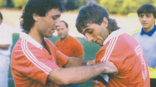 Без фланелка № 3 на юбилея на Стоичков