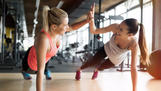 Скорошно проучване установява че груповите тренировки във фитнес залата се