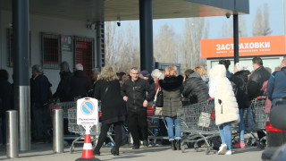 Големи опашки пред хранителните магазини и аптеките в София съобщава
