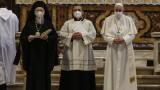  Папата за първи път с маска на работа 