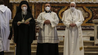 Папа Франциск сложи предпазна маска за лице за първи път