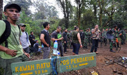 Спасители пристигнаха на мястото на самолетната катастрофа в Индонезия