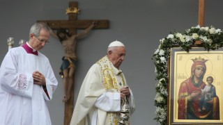 Бог обича, проповядва папа Франциск на площад "Александър I Батенберг"