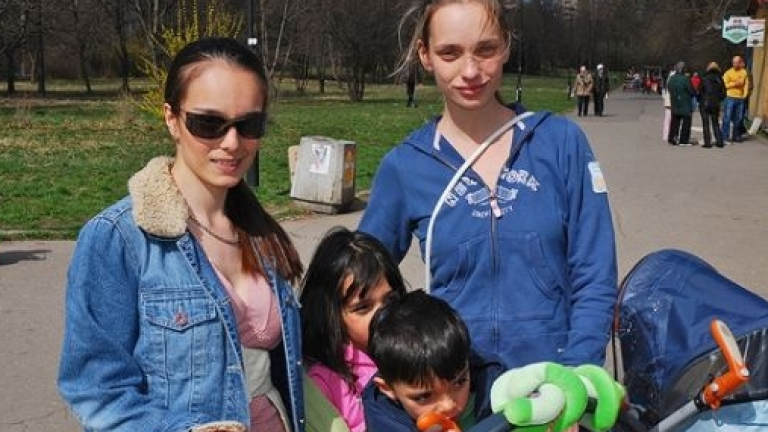 Ирена Милянкова гледа децата със сестра й