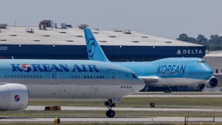 Американският президент Доналд Тръмп е предложил на стотици южнокорейски работници