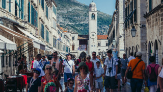 Голяма част от жителите на Хърватия или близо 1 7 милиона