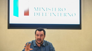 Твърдолинейният вътрешен министър на Италия Матео Салвини се защити от