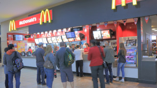 McDonald`s повиши цената на своя чийзбургер за първи път от