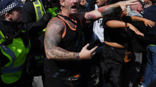 Объркани протестиращи антиваксъри нахлуха в понеделник в това което смятаха