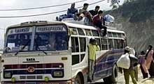7 загинаха при експлозия на автобус в Непал
