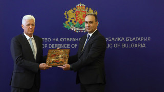 Приемам поста министър на отбраната в изключително труден момент породен