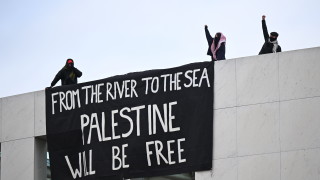 Пропалестински демонстранти се изкачиха на покрива на сградата на австралийския парламент