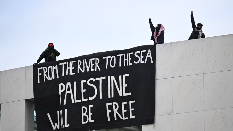 Пропалестински демонстранти развяха банери от покрива на австралийския парламент