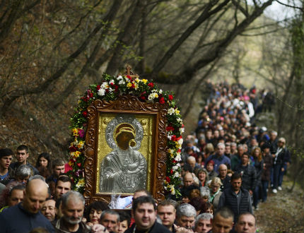 Стотици вярващи в литийно шествие с иконата на Света Богородица 