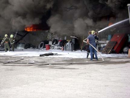 Пожар изпепели шивашки складове в Перник 