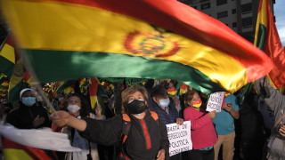 В понеделник прокуратурата на Боливия арестува след разпит бившия командващ